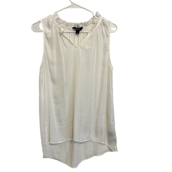 Simply Vera Vera Wang Tops - 2/$30 Simply Vera Vera Wang Off White Pleated Neck Sleeveless Blouse Size Small